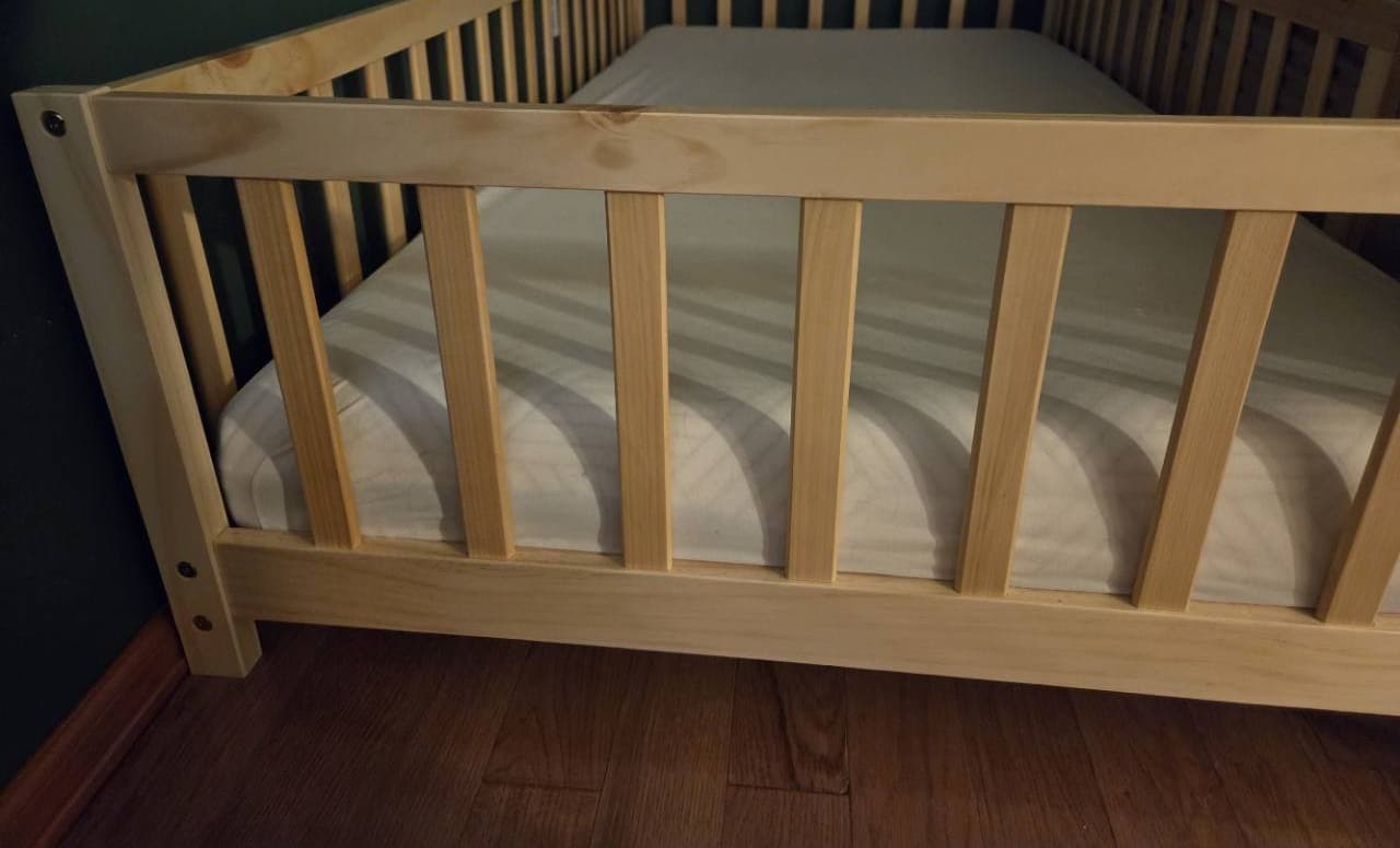 Our natural Twin Zurefano Montessori floor bed with vertical rails and a fitted mattress