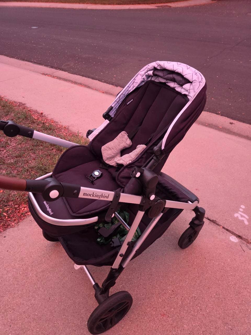 Side view of our Mockingbird stroller with its regular seat, frame, wheels and storage basket